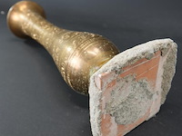 Messing vaas met gedreven decor op stenen basement - afbeelding 5 van  5