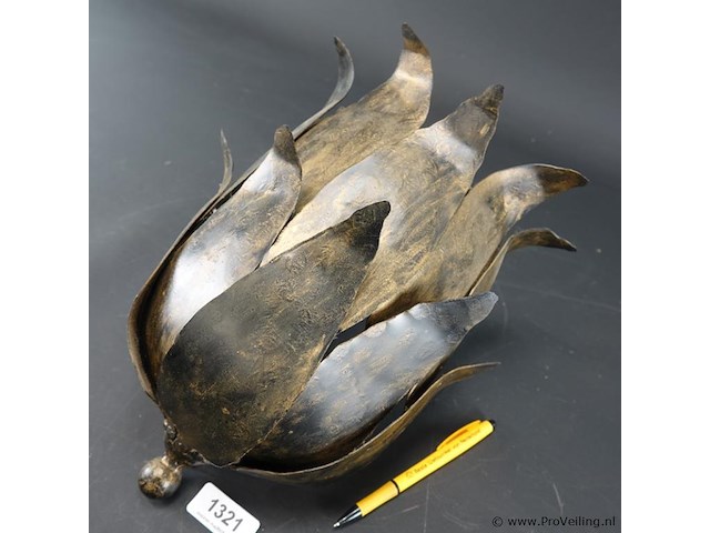 Messing wandlamp met bloem/bladmotief in een hollywood regency-stijl uit de jaren 60. - afbeelding 1 van  5