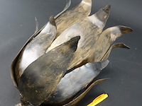 Messing wandlamp met bloem/bladmotief in een hollywood regency-stijl uit de jaren 60. - afbeelding 1 van  5