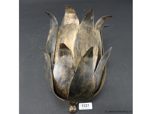 Messing wandlamp met bloem/bladmotief in een hollywood regency-stijl uit de jaren 60. - afbeelding 2 van  5