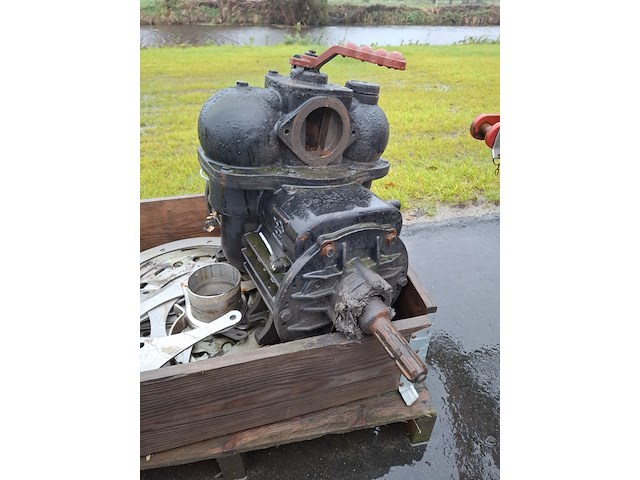 Mestpomp met diverse metalen delen bouwjaar 2018 - afbeelding 2 van  4