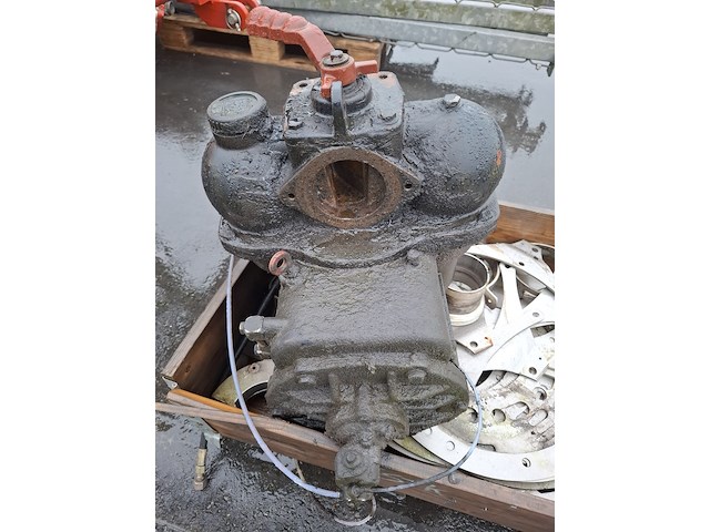 Mestpomp met diverse metalen delen bouwjaar 2018 - afbeelding 3 van  4