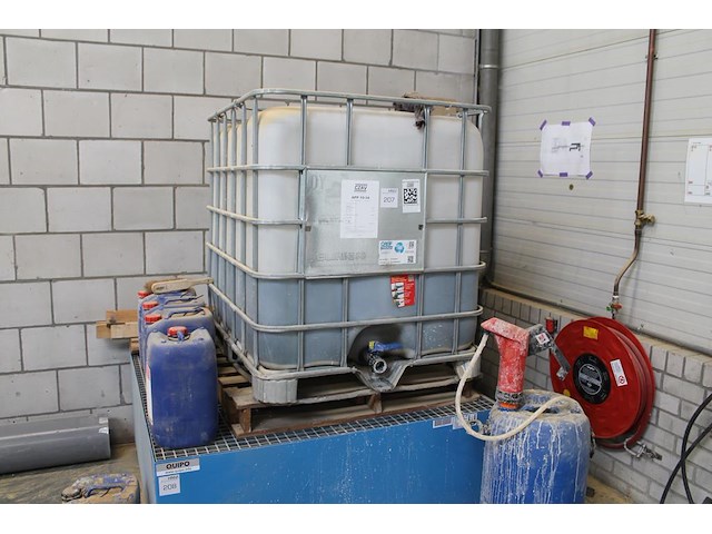 Meststof app 10-34 in ibc vat en 5 deels aangebroken cans. - afbeelding 1 van  4