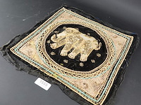 Met onder ander gouddraad geborduurde kalaga - afbeelding 2 van  5