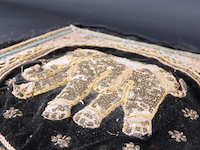 Met onder ander gouddraad geborduurde kalaga - afbeelding 3 van  5