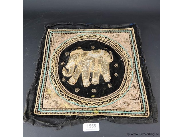 Met onder ander gouddraad geborduurde kalaga - afbeelding 1 van  5