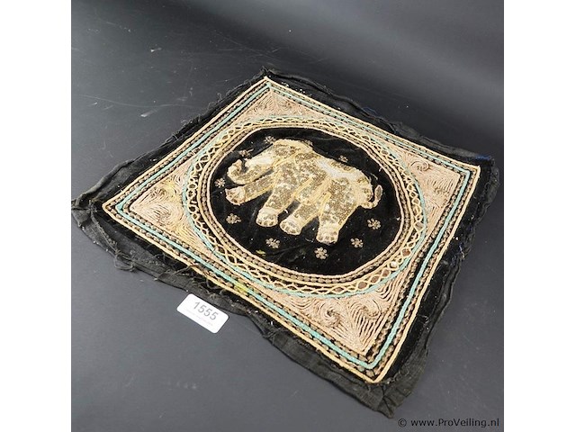 Met onder ander gouddraad geborduurde kalaga - afbeelding 2 van  5