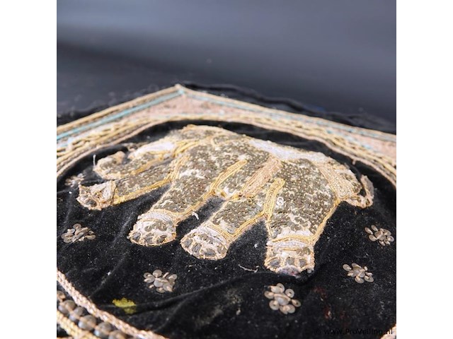 Met onder ander gouddraad geborduurde kalaga - afbeelding 3 van  5