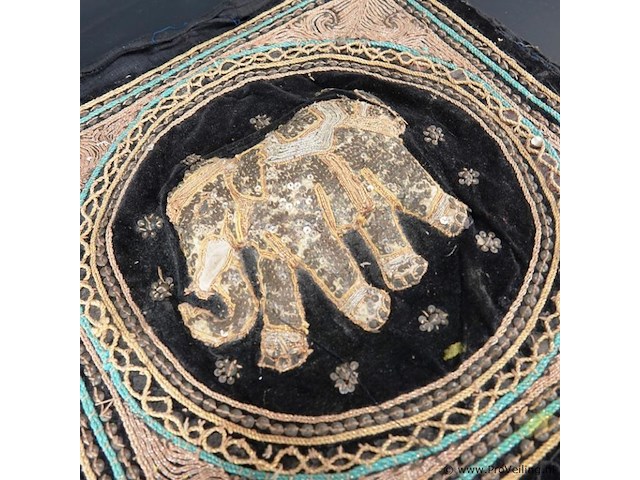 Met onder ander gouddraad geborduurde kalaga - afbeelding 4 van  5