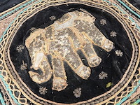 Met onder ander gouddraad geborduurde kalaga - afbeelding 4 van  5