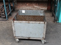 Metaal afvalbak met afmeting 67 x 67 x 58 cm. - afbeelding 1 van  2