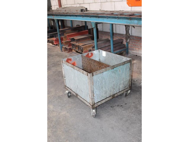 Metaal afvalbak met afmeting 67 x 67 x 58 cm. - afbeelding 2 van  2