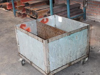 Metaal afvalbak met afmeting 67 x 67 x 58 cm. - afbeelding 2 van  2