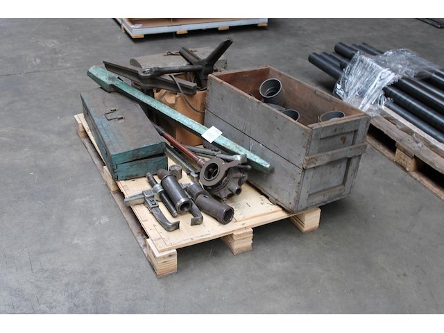 Metaal gereedschappen in pallet w.o. poulietrekkers, stootijzer en kunststof bochten. - afbeelding 1 van  3