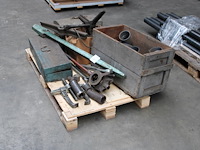 Metaal gereedschappen in pallet w.o. poulietrekkers, stootijzer en kunststof bochten. - afbeelding 1 van  3