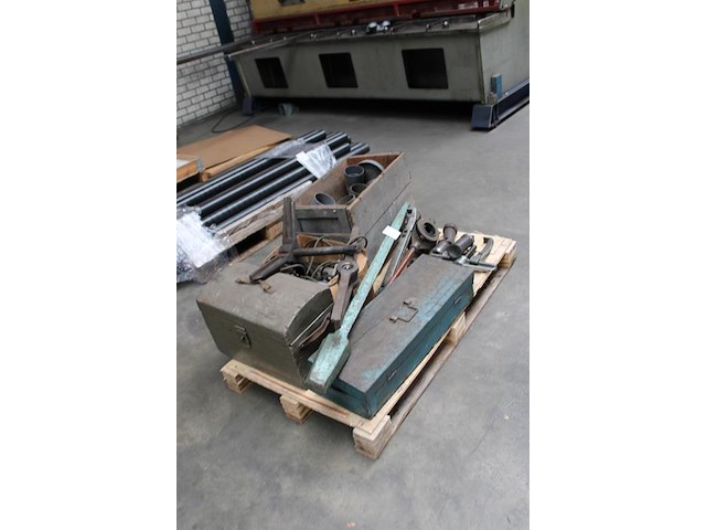 Metaal gereedschappen in pallet w.o. poulietrekkers, stootijzer en kunststof bochten. - afbeelding 2 van  3