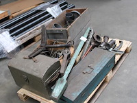 Metaal gereedschappen in pallet w.o. poulietrekkers, stootijzer en kunststof bochten. - afbeelding 2 van  3