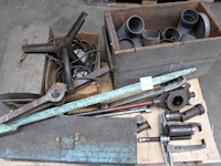 Metaal gereedschappen in pallet w.o. poulietrekkers, stootijzer en kunststof bochten. - afbeelding 3 van  3