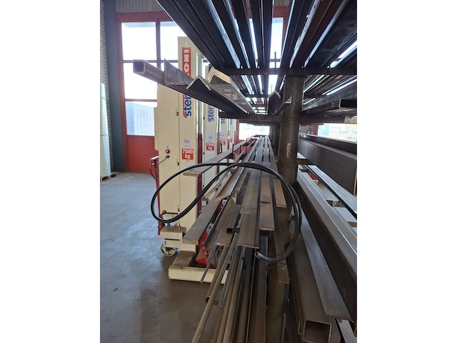 Metaalstelling met partij metaal - afbeelding 2 van  12