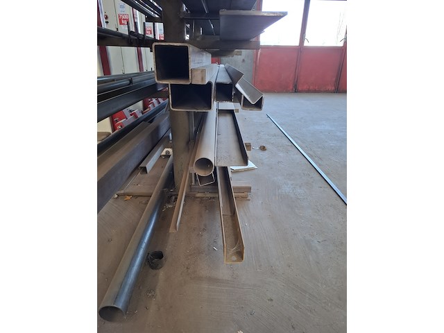 Metaalstelling met partij metaal - afbeelding 4 van  12