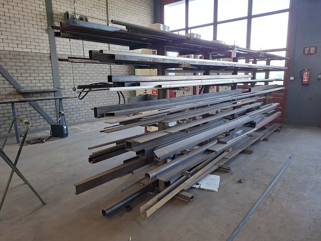 Metaalstelling met partij metaal - afbeelding 1 van  12