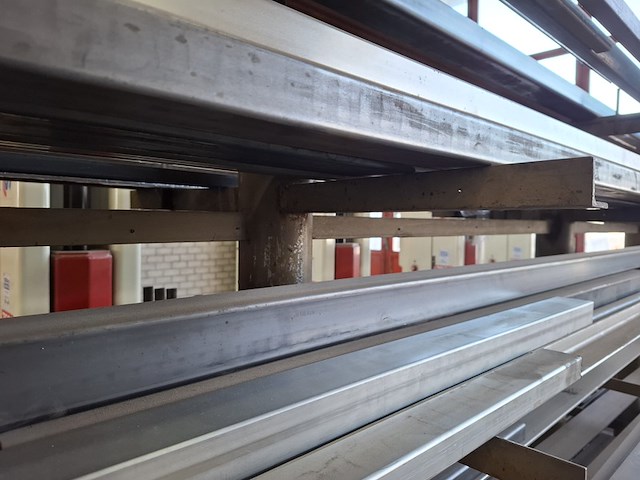 Metaalstelling met partij metaal - afbeelding 6 van  12