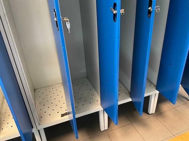 Metal, blika kleedkamer lockers en banken (31x) - afbeelding 8 van  34