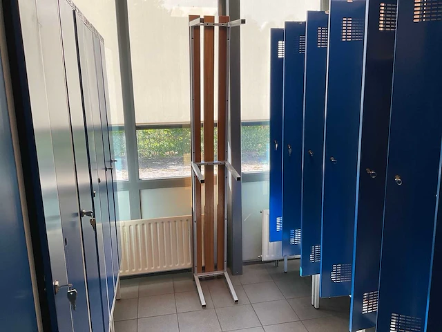 Metal, blika kleedkamer lockers en banken (31x) - afbeelding 14 van  34