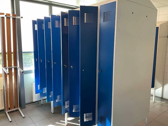 Metal, blika kleedkamer lockers en banken (31x) - afbeelding 17 van  34
