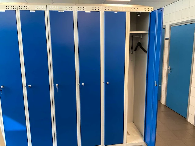 Metal, blika kleedkamer lockers en banken (31x) - afbeelding 26 van  34