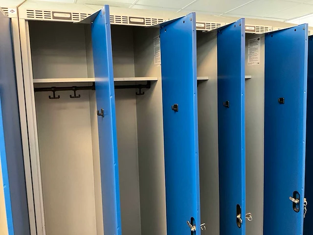 Metal, blika kleedkamer lockers en banken (31x) - afbeelding 9 van  34
