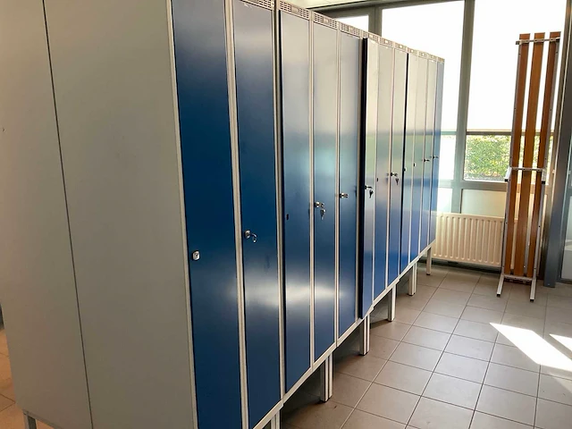 Metal, blika kleedkamer lockers en banken (31x) - afbeelding 16 van  34