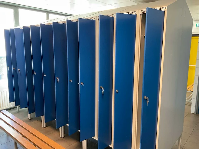 Metal, blika kleedkamer lockers en banken (31x) - afbeelding 11 van  34