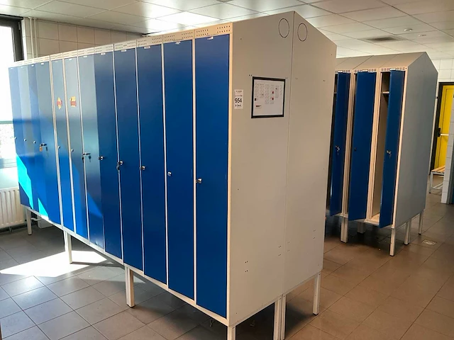 Metal, blika kleedkamer lockers en banken (31x) - afbeelding 1 van  34