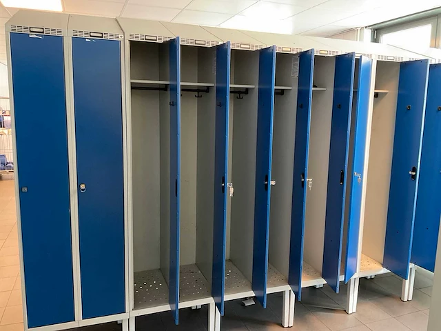 Metal, blika kleedkamer lockers en banken (31x) - afbeelding 15 van  34