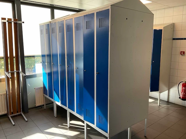 Metal, blika kleedkamer lockers en banken (31x) - afbeelding 21 van  34