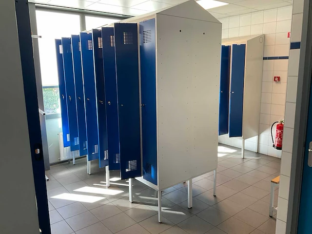 Metal, blika kleedkamer lockers en banken (31x) - afbeelding 12 van  34