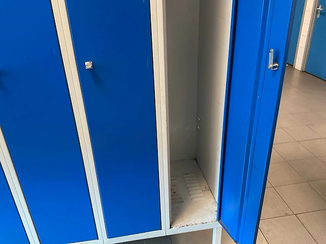 Metal kleedkamer lockers en banken (13x) - afbeelding 2 van  27
