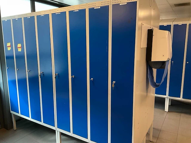 Metal kleedkamer lockers en banken (13x) - afbeelding 13 van  27
