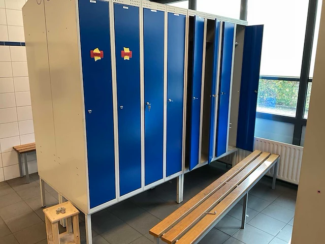 Metal kleedkamer lockers en banken (13x) - afbeelding 3 van  27