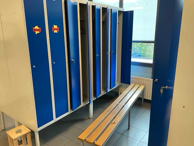 Metal kleedkamer lockers en banken (13x) - afbeelding 27 van  27