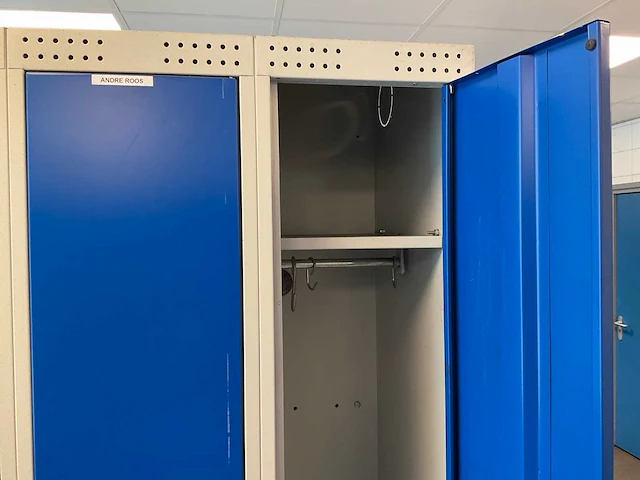 Metal kleedkamer lockers en banken (13x) - afbeelding 23 van  27