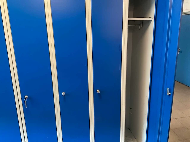 Metal kleedkamer lockers en banken (13x) - afbeelding 26 van  27