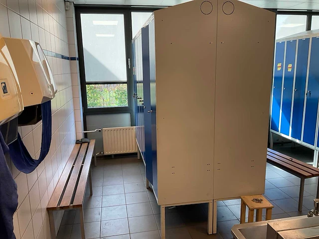 Metal kleedkamer lockers en banken (13x) - afbeelding 10 van  27