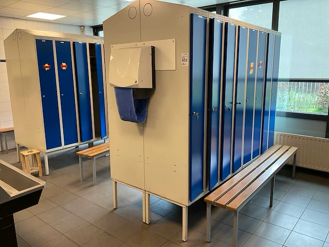 Metal kleedkamer lockers en banken (13x) - afbeelding 1 van  27