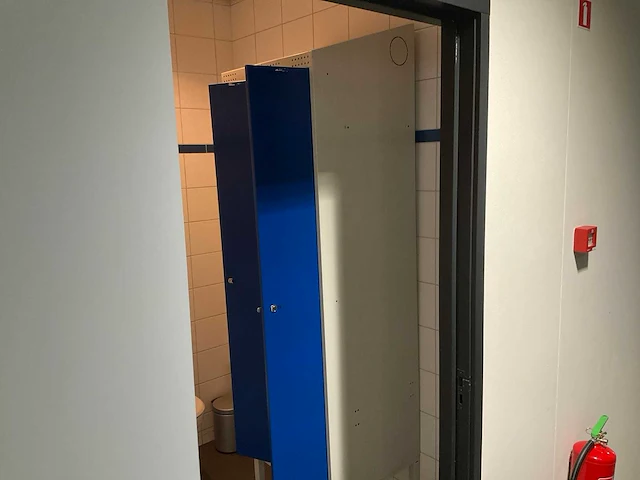 Metal kleedkamer lockers en banken (13x) - afbeelding 19 van  27