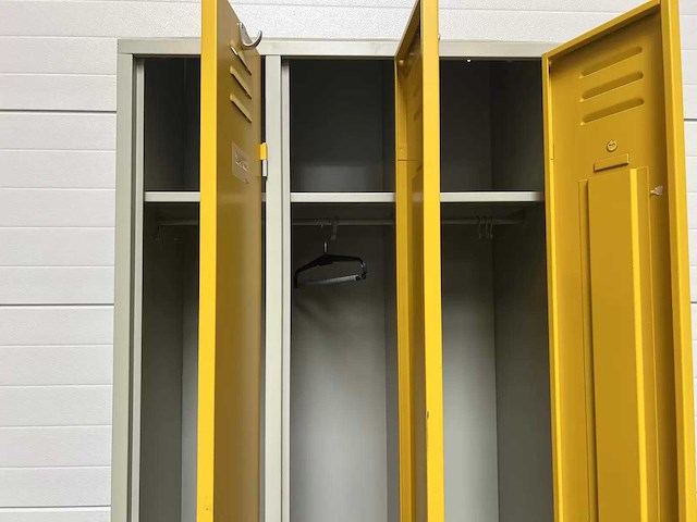 Metalen 3-deurs lockerkast (2x) - afbeelding 4 van  6