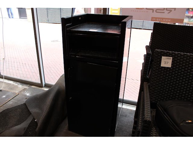 Metalen afvalbak met deur en dienbladenschap. opknapper met diverse gebreken. - afbeelding 1 van  2