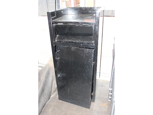 Metalen afvalbak met deur en dienbladenschap. opknapper met diverse gebreken. - afbeelding 2 van  2