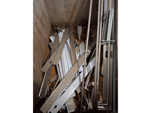 Metalen afvalcontainer met inhoud - afbeelding 4 van  5